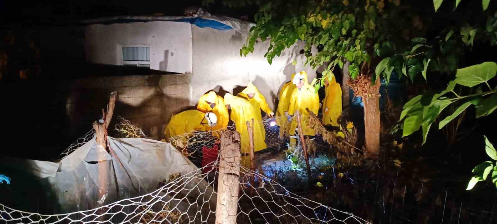 Diyarbakır’da sağanak nedeniyle evde mahsur kalanlar tahliye edildi
