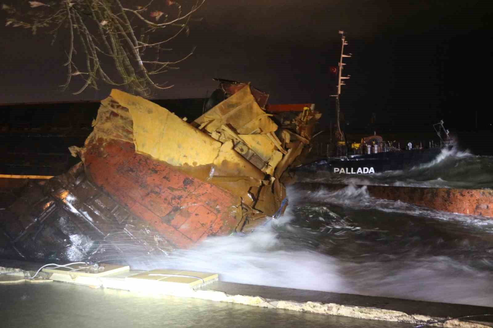 Bakan Yerlikaya: &ldquo;Kafkametler isimli kuru y&uuml;k gemisi batmıştır, 12 m&uuml;rettebata halen ulaşılamamıştır&rdquo;
