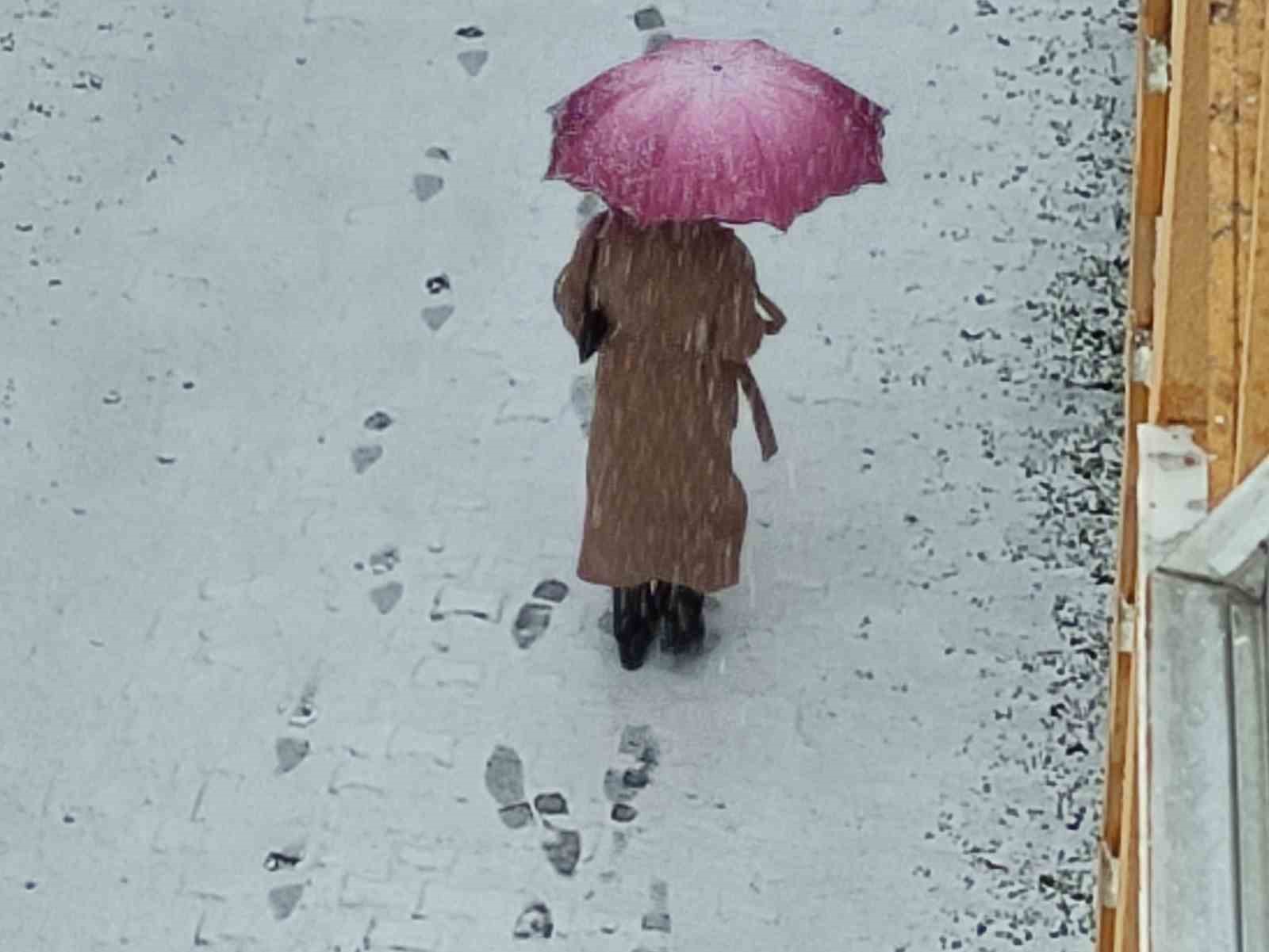 Ardahan’a mevsimin ilk karı yağdı