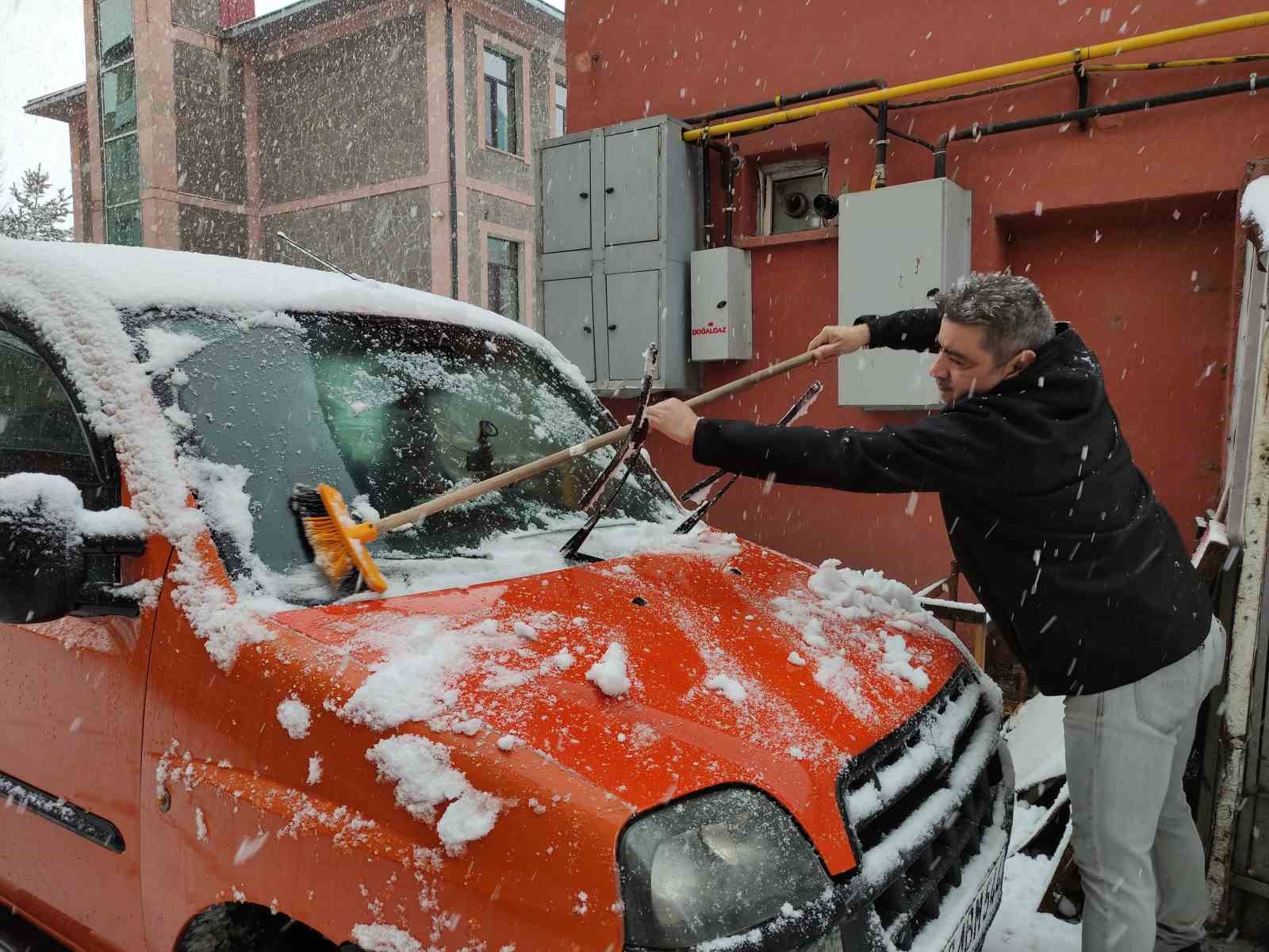 Ardahan&rsquo;a mevsimin ilk karı yağdı
