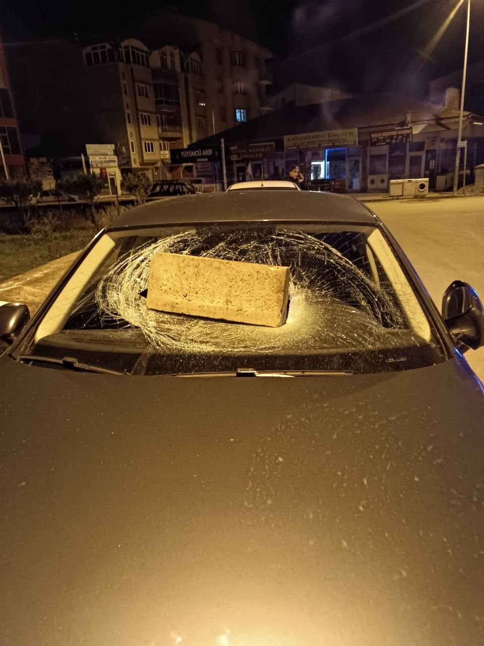 Sivas’ta bir garip olay, kaldırım taşını otomobilin camına sapladı