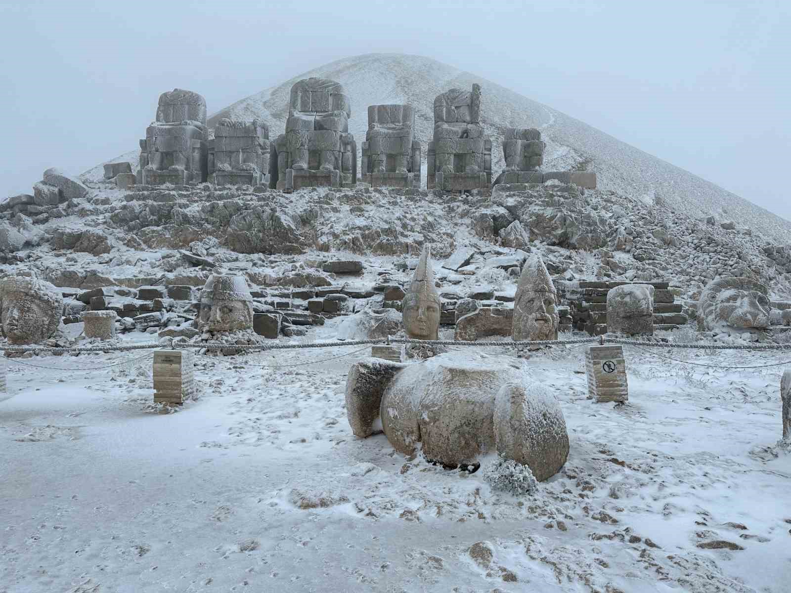 Nemrut&rsquo;a mevsimin ilk karı yağdı
