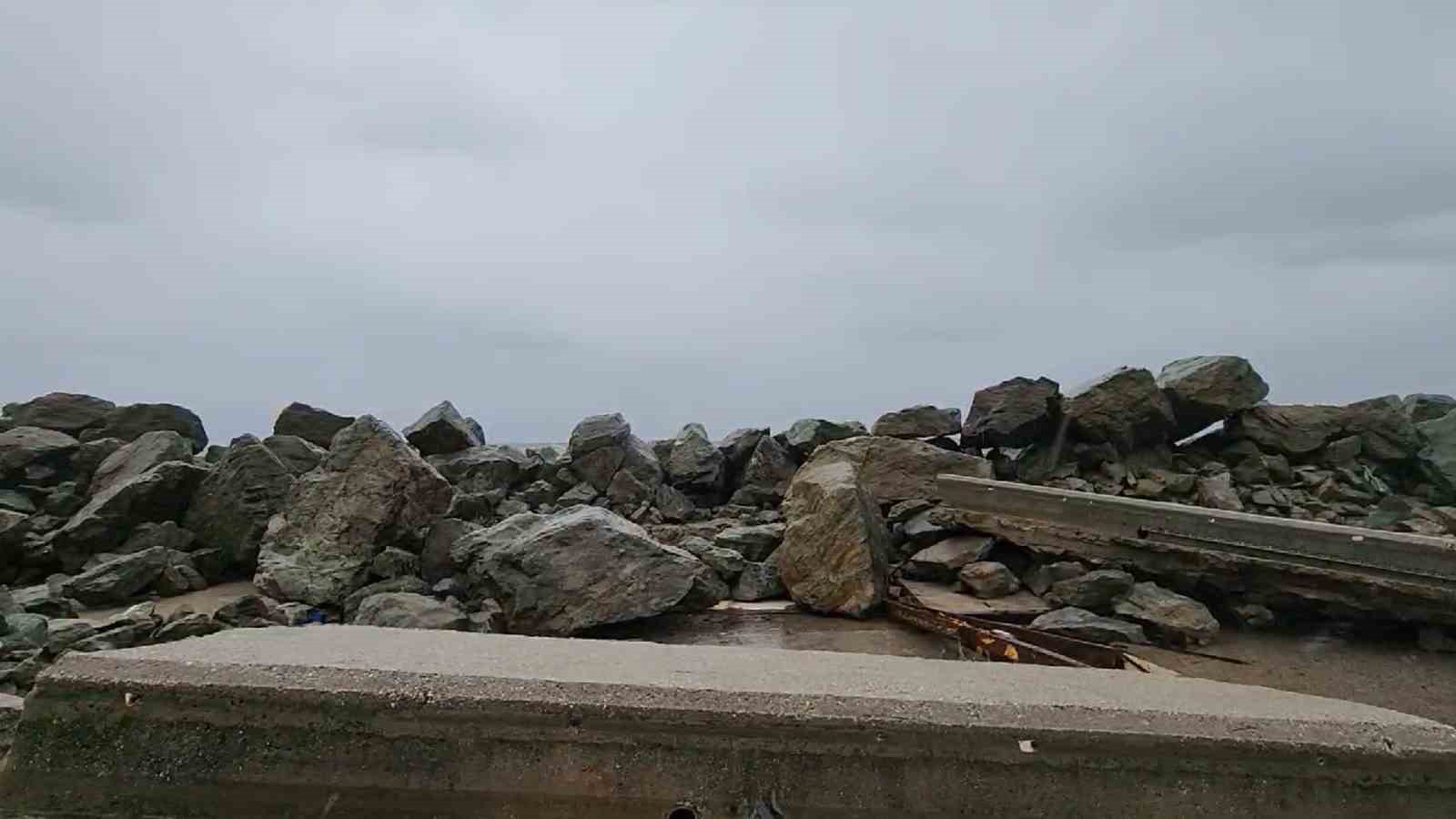 Milyonlarca liralık hasar oluşan Esenk&ouml;y balık&ccedil;ı barınağı tanınmaz hale geldi
