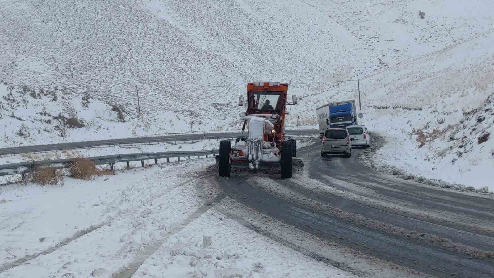 Van&rsquo;da 2 bin 730 rakımlı G&uuml;zeldere Ge&ccedil;idi&rsquo;nde kar yağışı
