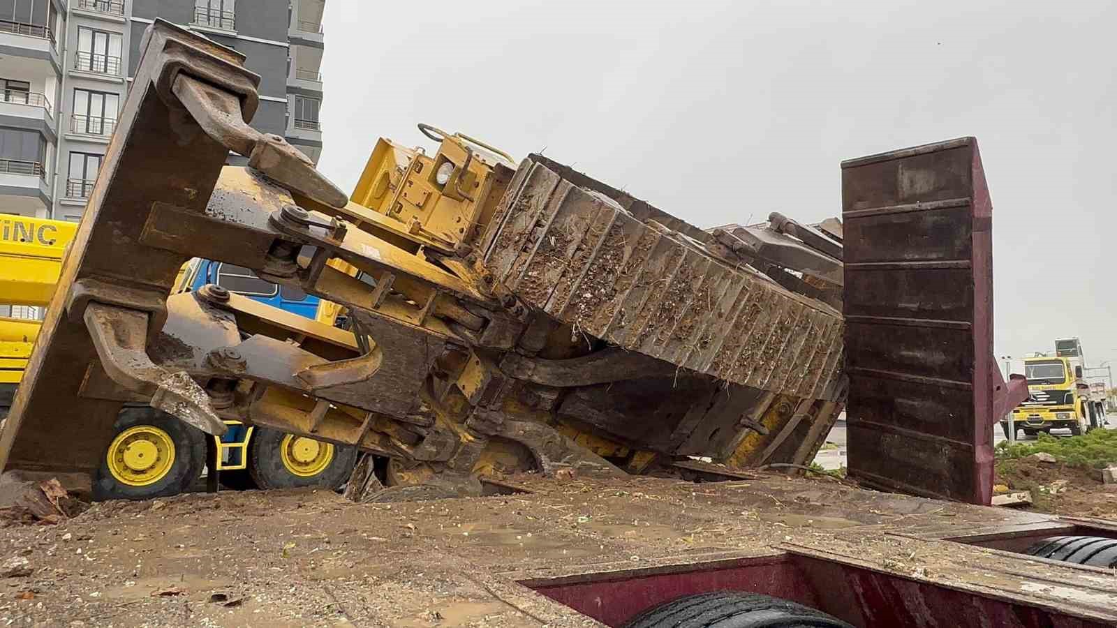 Elazığ’da taşıma aracının üstündeki dozer devrildi