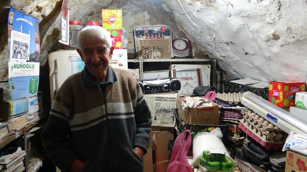 35 yıllık bakkal, s&uuml;per marketlere karşı ayakta kalma m&uuml;cadelesi veriyor
