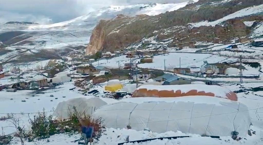 Ağrı&rsquo;da k&ouml;yler kar altında
