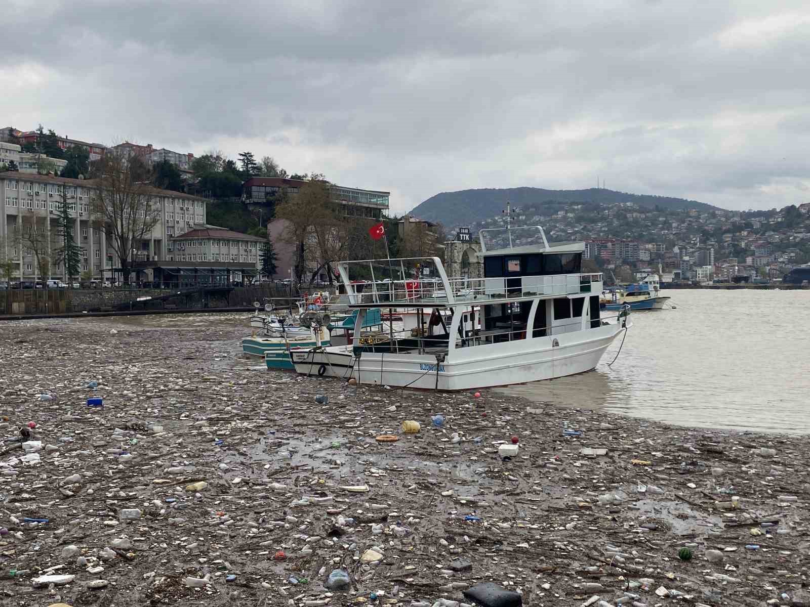 Sağanak sonrası Zonguldak sahilinde kirlilik oluştu

