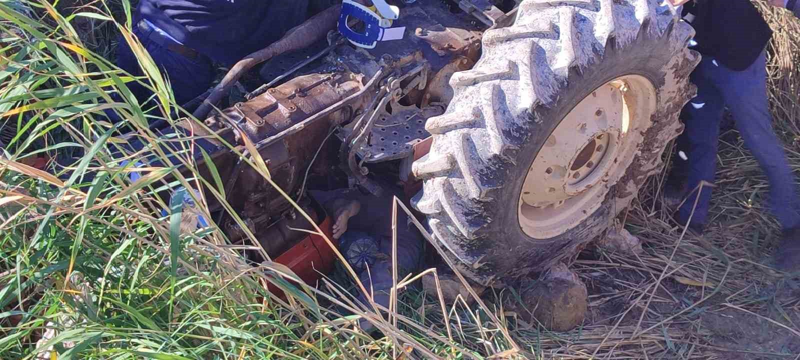 Devrilen traktörün altında kalan sürücü ağır yaralandı
