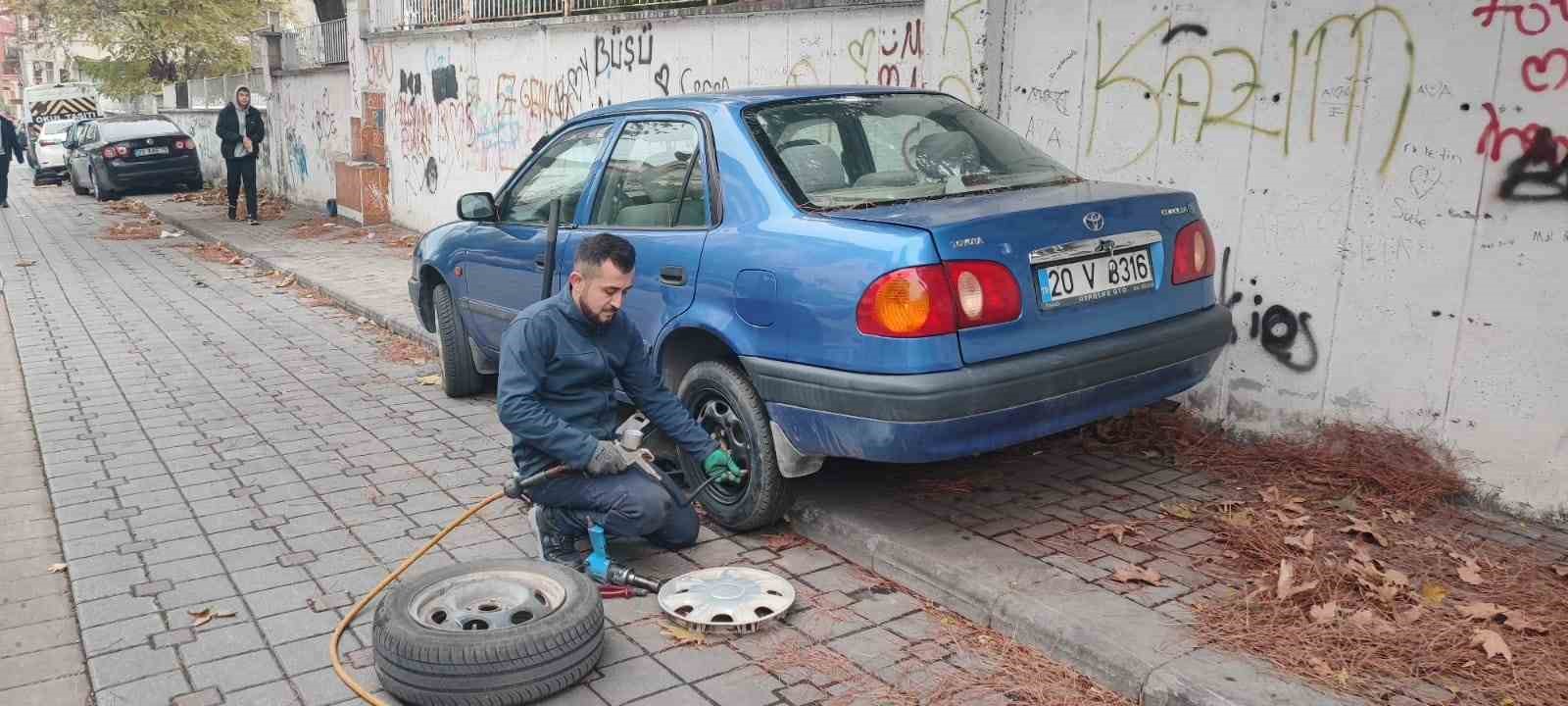 İki sokakta park halindeki araçların lastikleri kesildi