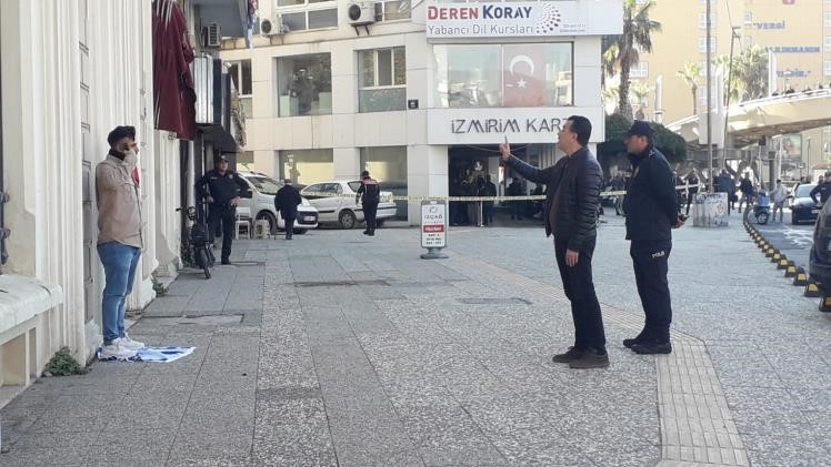 İzmir’in Konak ilçesinde bir şahıs, aracını yol ortasına bırakıp başına tabanca dayadı. Ayağının altında İsrail bayrağı olan ve bir elinde de Türk bayrağı bulunan şahsı çok sayıda polis ekiplerinin ikna çabaları sürüyor.
