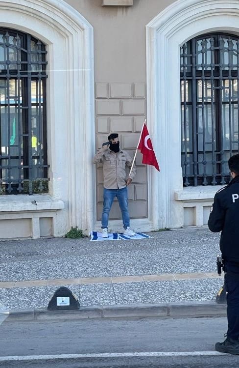 İzmir’in Konak ilçesinde bir şahıs, aracını yol ortasına bırakıp başına tabanca dayadı. Ayağının altında İsrail bayrağı olan ve bir elinde de Türk bayrağı bulunan şahsı çok sayıda polis ekiplerinin ikna çabaları sürüyor.
