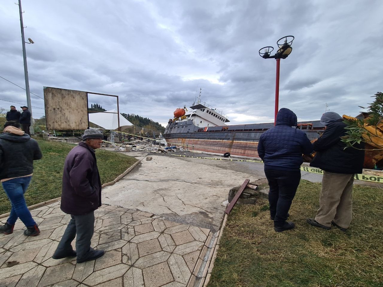 Karaya oturan geminin enkazını g&ouml;r&uuml;nt&uuml;lemek i&ccedil;in birbirleriyle yarıştılar
