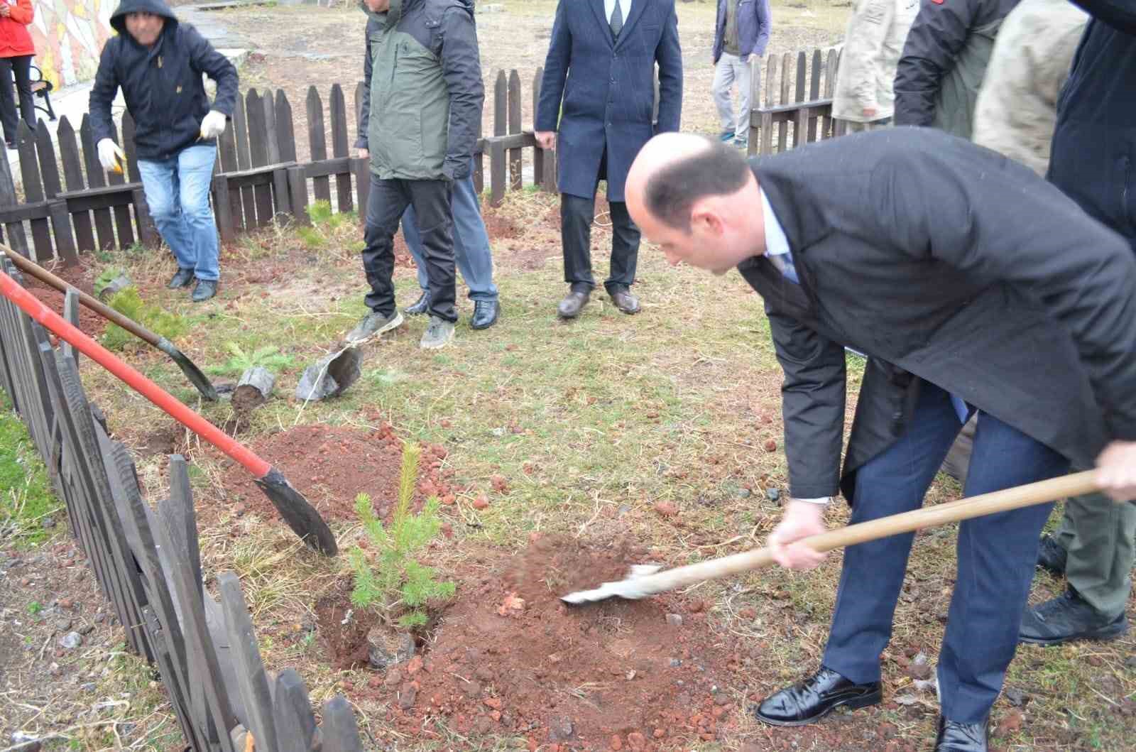 Kars’ta 52 fidan toprakla buluştu