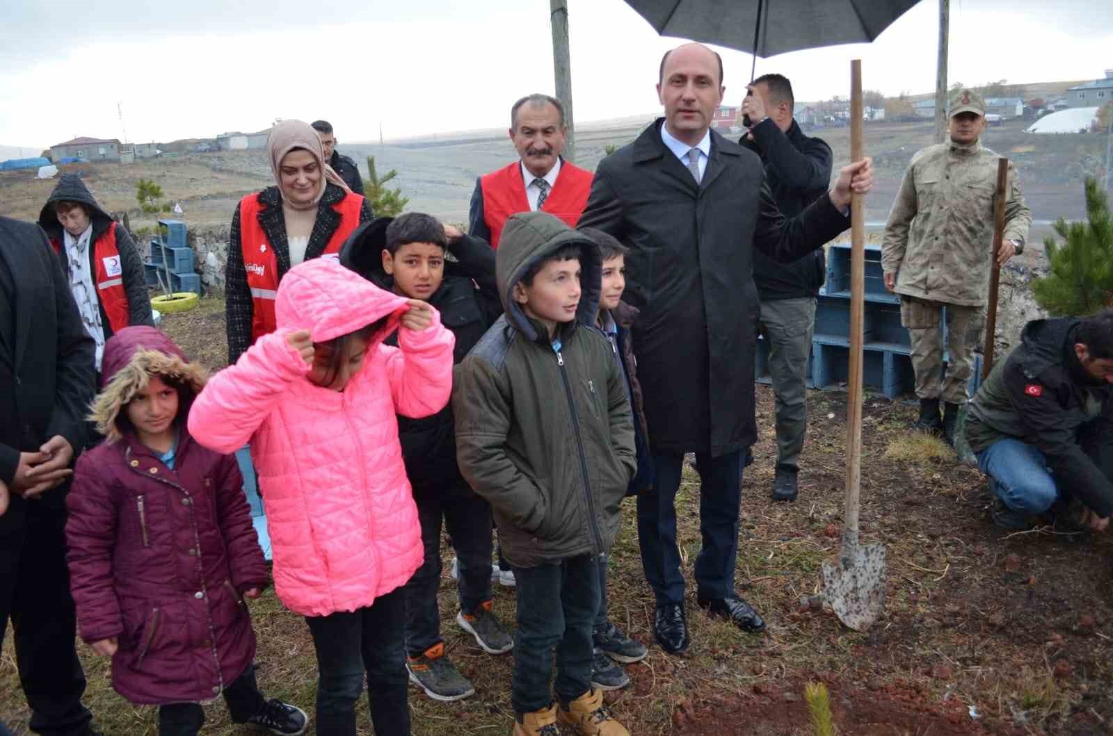 Kars&rsquo;ta 52 fidan toprakla buluştu
