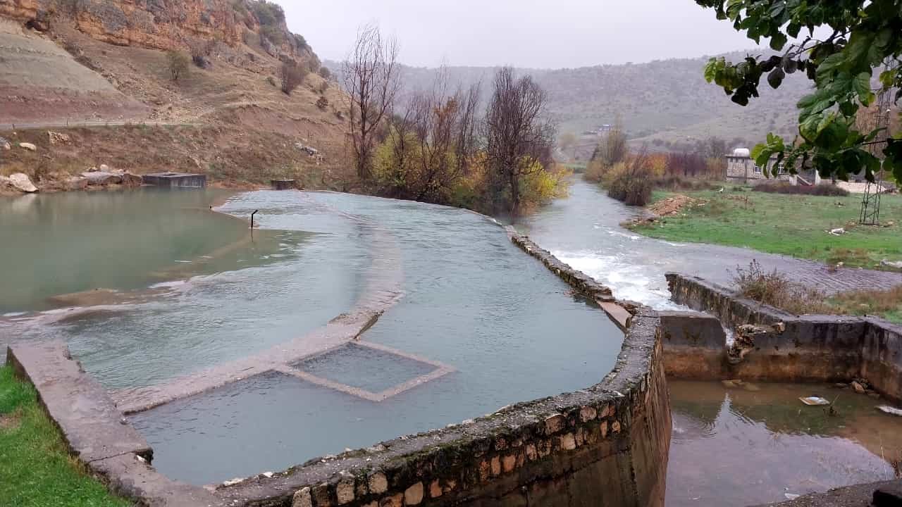 Kuraklık nedeniyle suyu &ccedil;ekilen havuzlar şiddetli yağışlarla birlikte doldu
