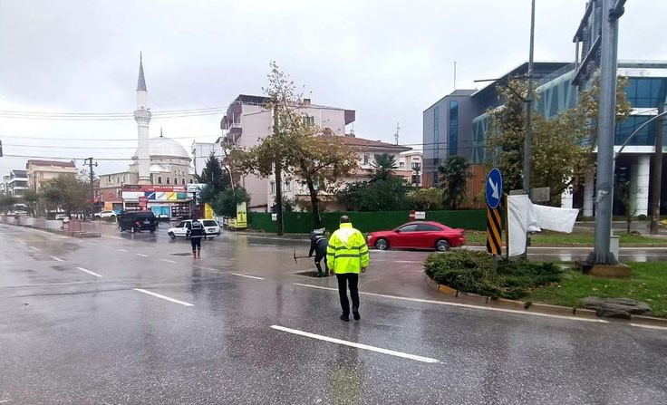 Yalova Belediyesi fırtınada 274 olaya m&uuml;dahale etti
