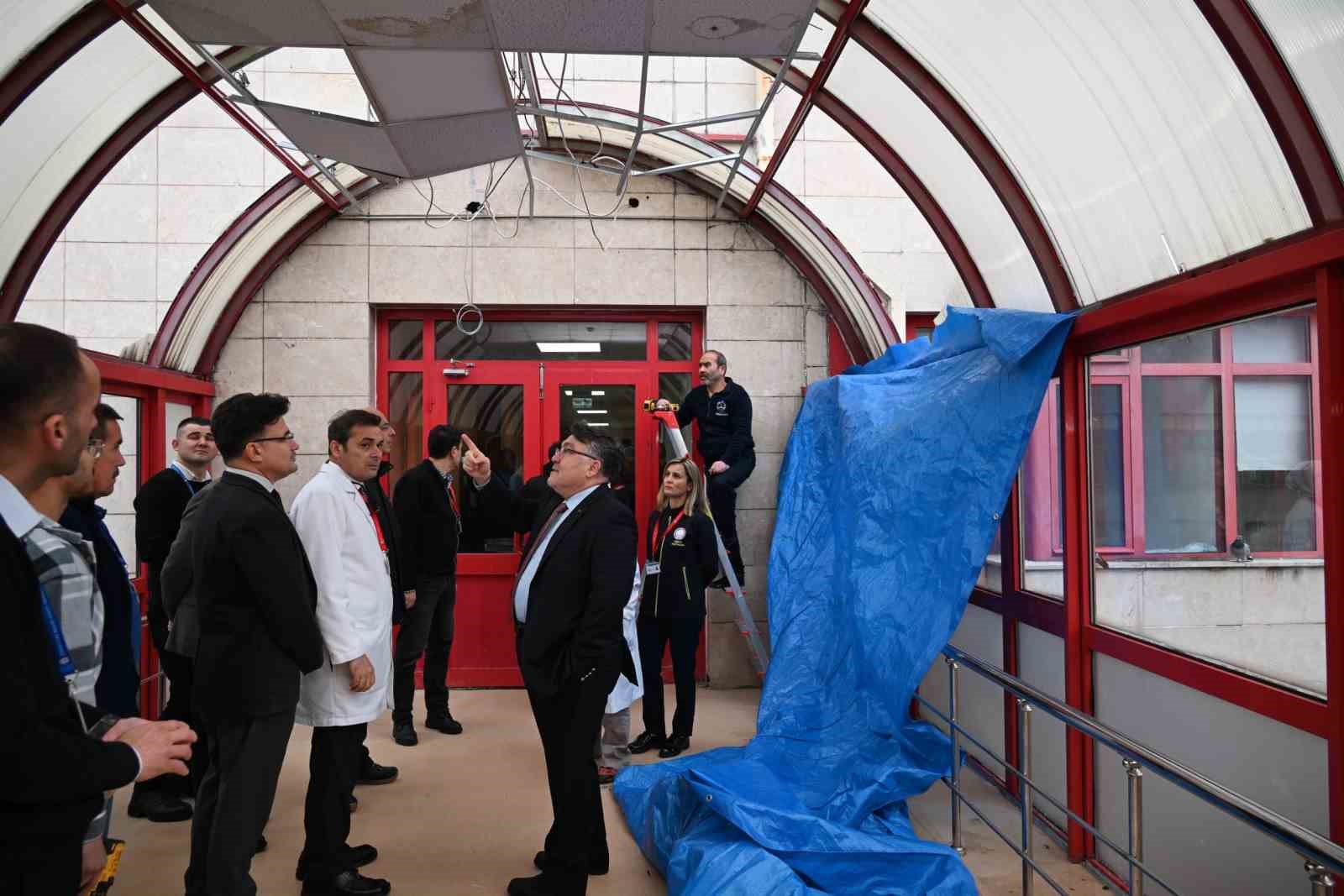 Rekt&ouml;r &Ouml;z&ouml;l&ccedil;er&rsquo;den &Uuml;niversite Hastanesi&rsquo;ne ziyaret
