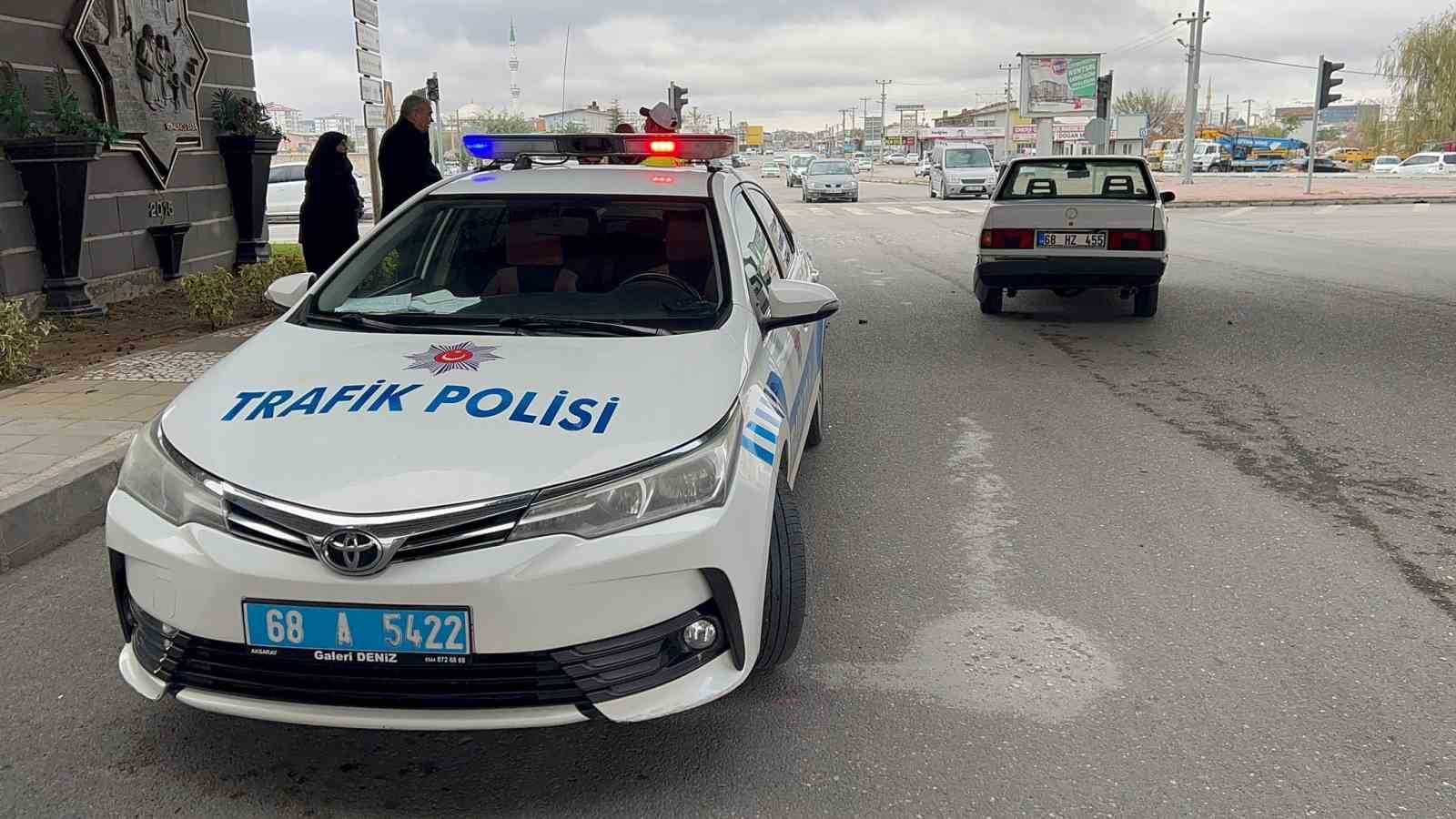 Kırmızı ışık ihlali yapan tır otomobile &ccedil;arptı: 2 yaralı
