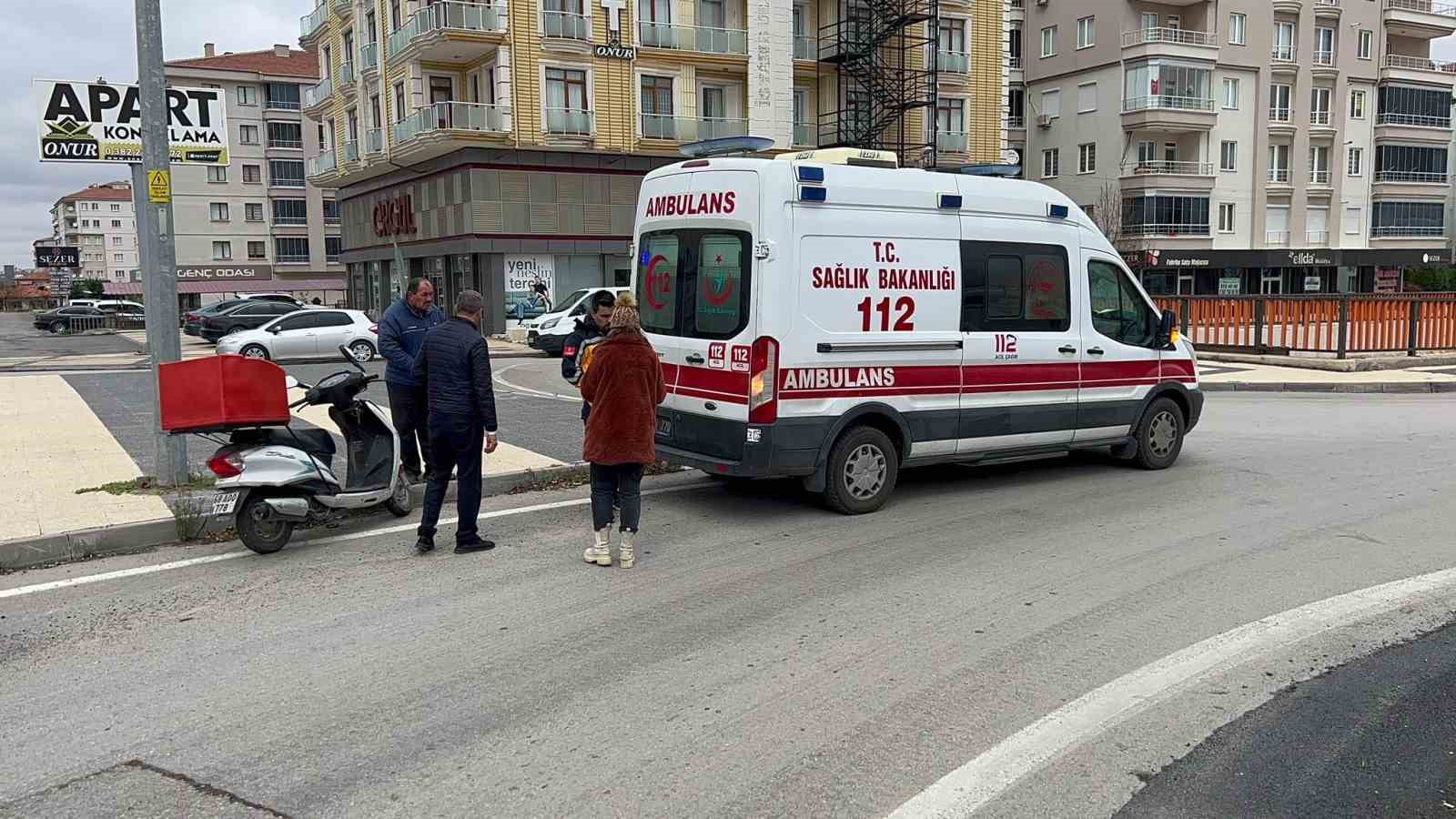 Virajda kontrolden &ccedil;ıkan motosiklet kaldırıma &ccedil;arptı: 1 yaralı
