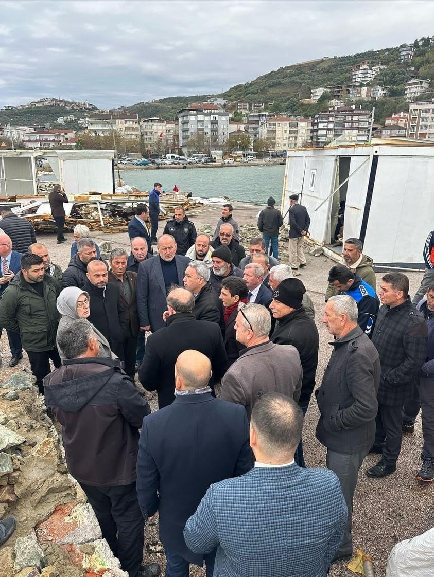 Yalova&rsquo;da fırtınada zarar g&ouml;ren balık&ccedil;ı barınağında inceleme
