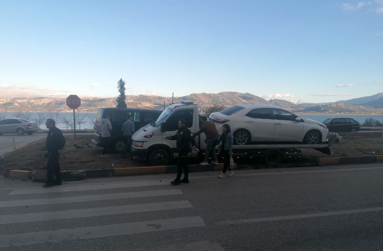 Isparta’da kaza yapan araçlar refüje çıktı