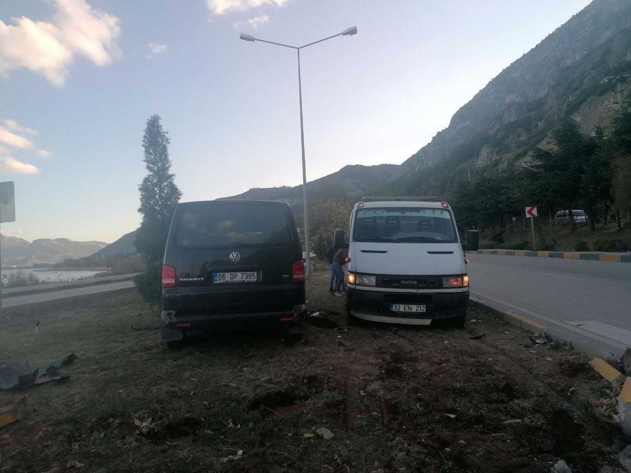 Isparta&rsquo;da kaza yapan ara&ccedil;lar ref&uuml;je &ccedil;ıktı
