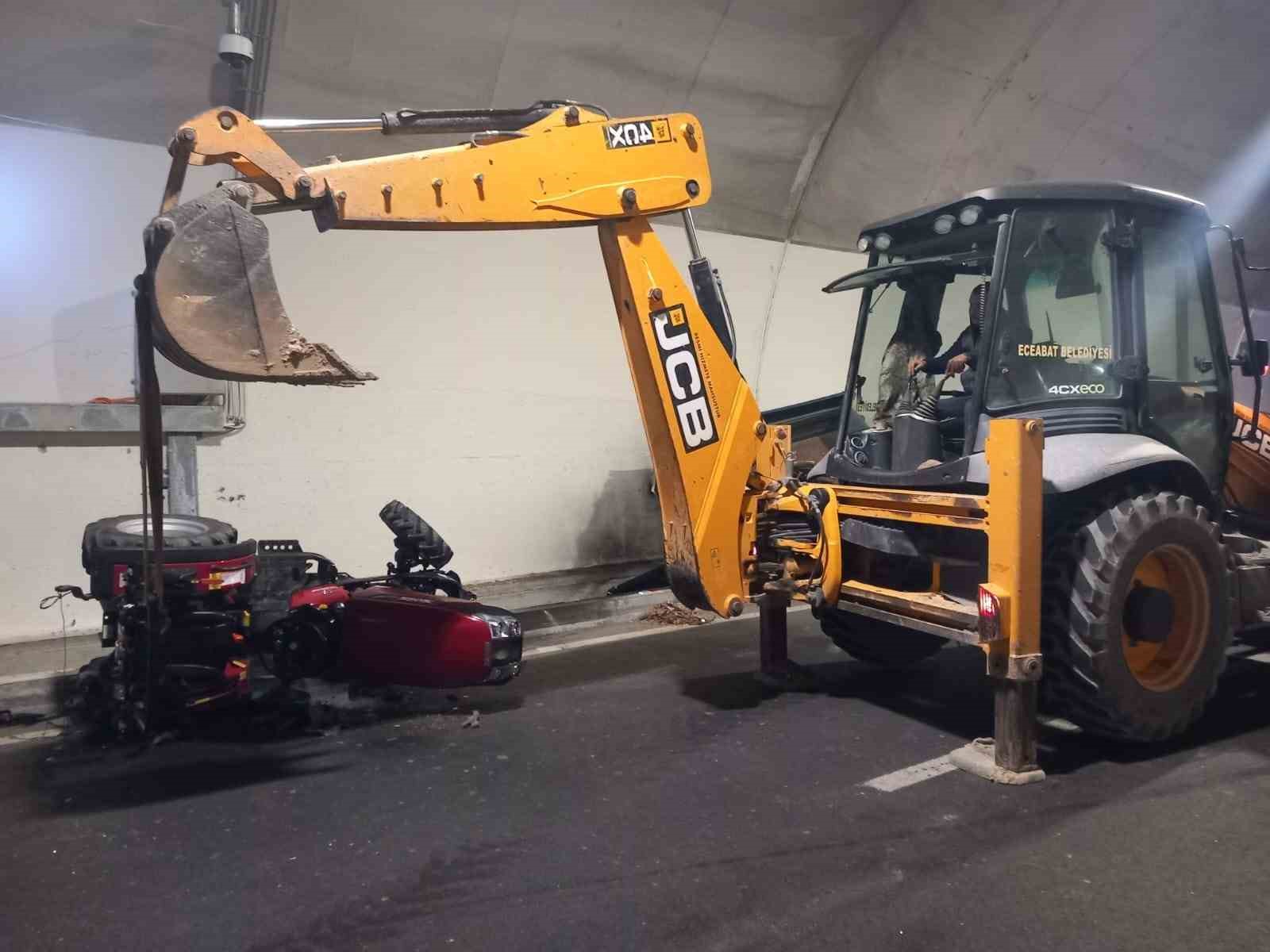 &Ccedil;anakkale&rsquo;de t&uuml;nelde trafik kazası: 2 ağır yaralı 