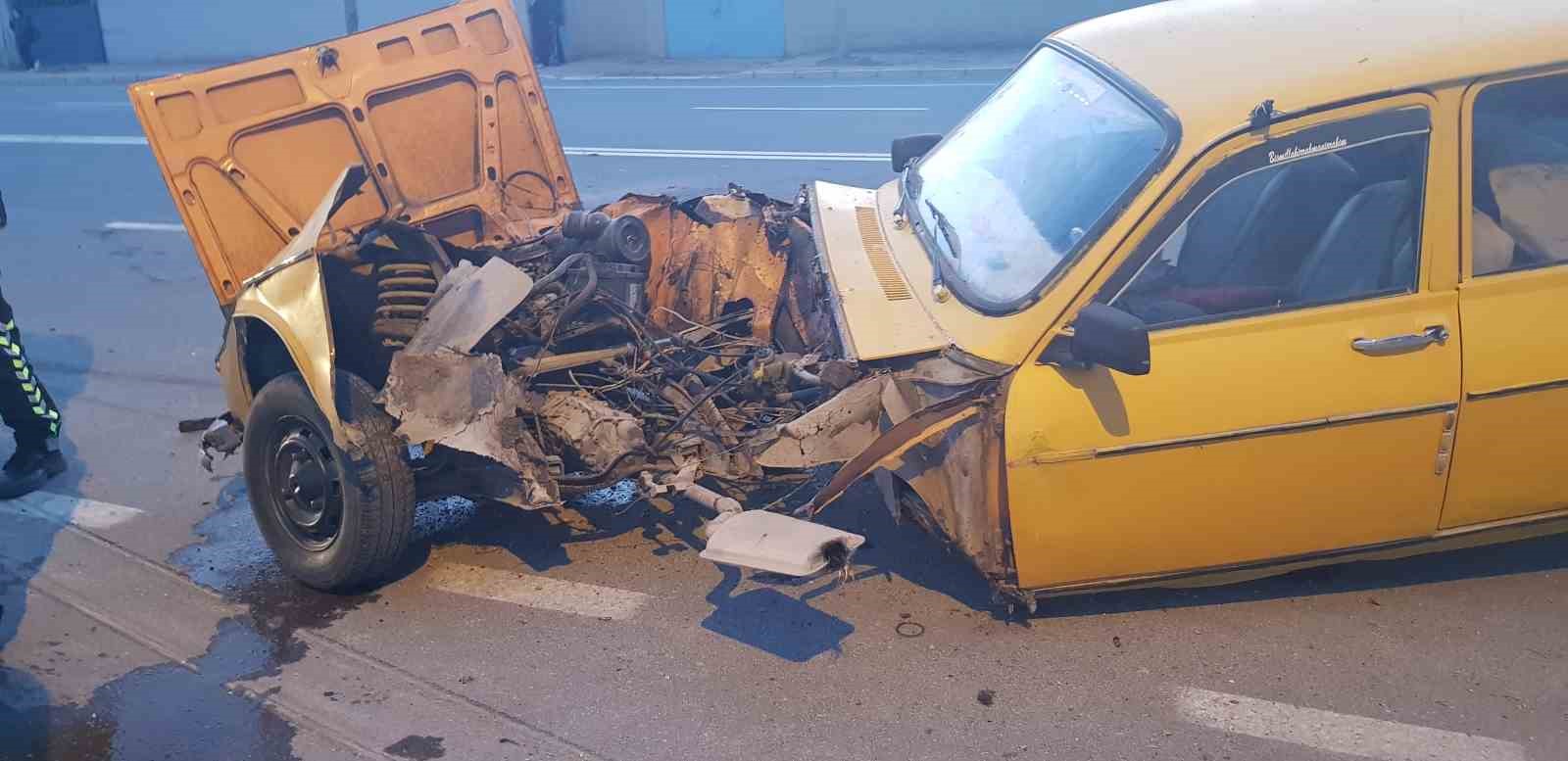 &Ccedil;orum&rsquo;da iki otomobil &ccedil;arpıştı: 3 yaralı 