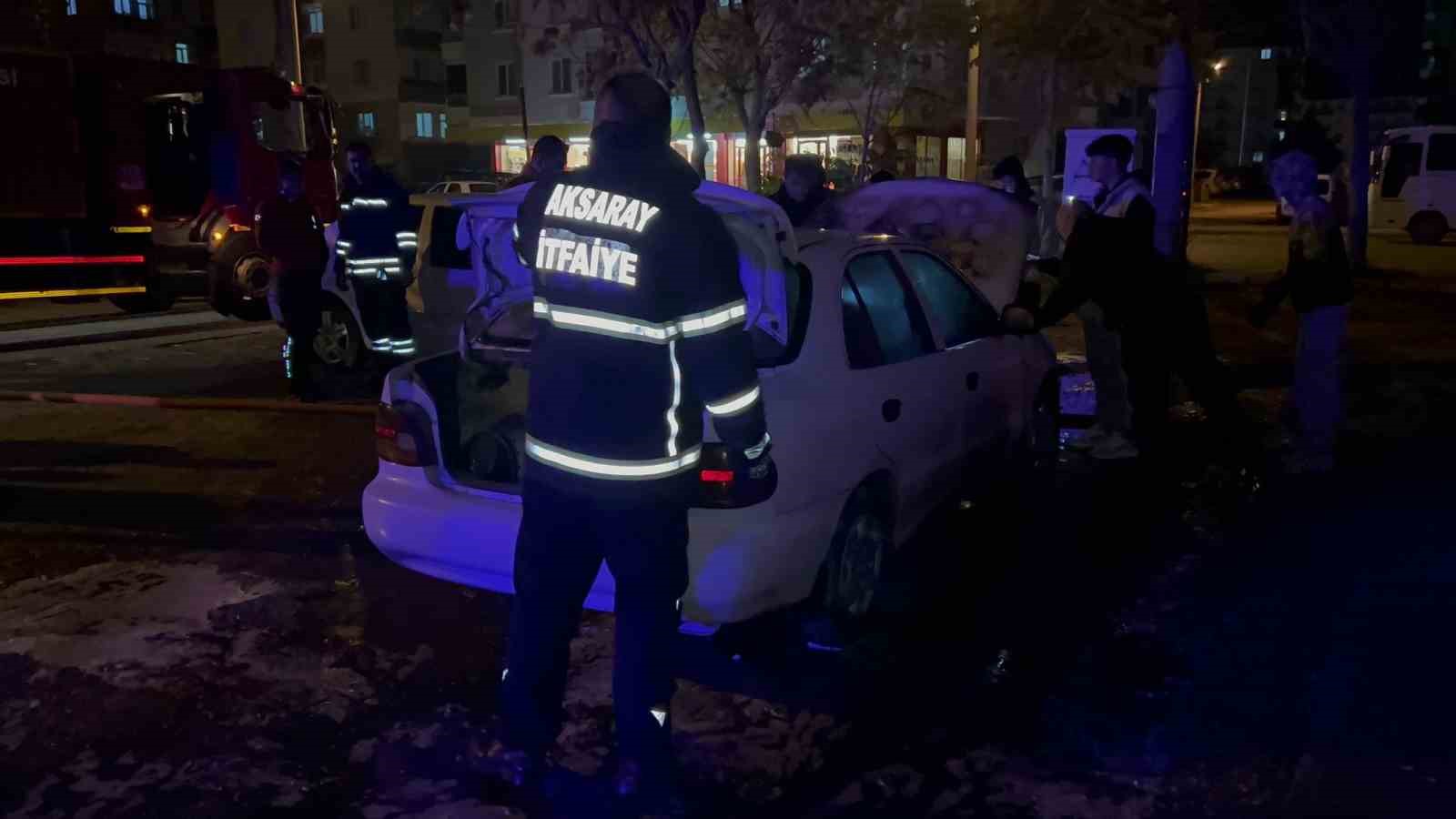 Aksaray’da park halindeki otomobil alev alev yandı