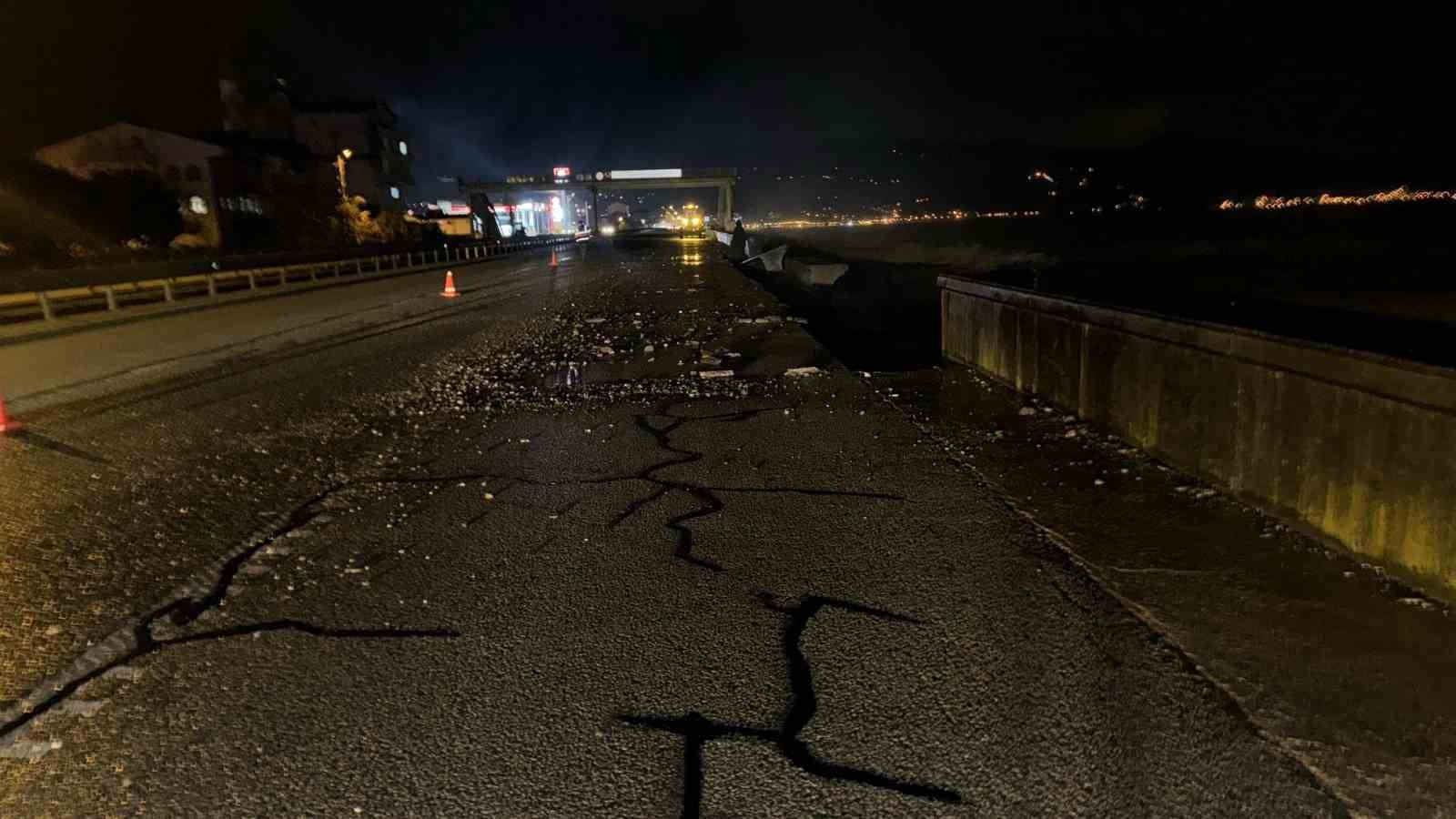 Karadeniz Sahil Yolu’nda şiddetli dalgalar yolun çökmesine neden oldu