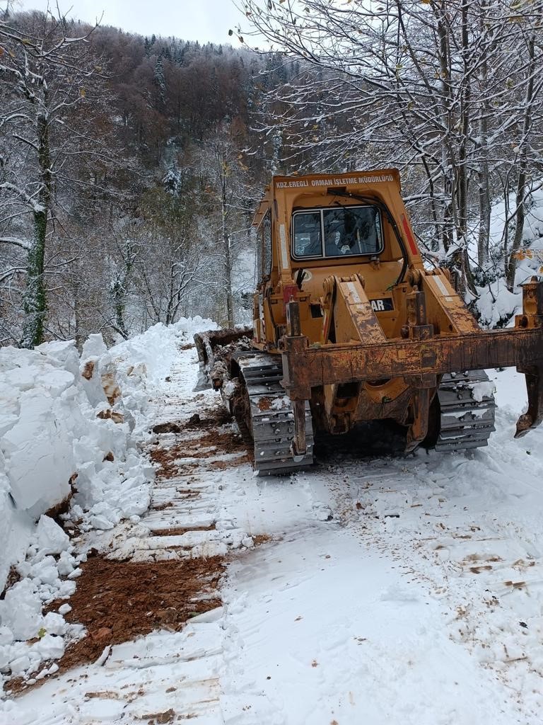 Karda mahsur kalan 6 orman iş&ccedil;isi kurtarıldı
