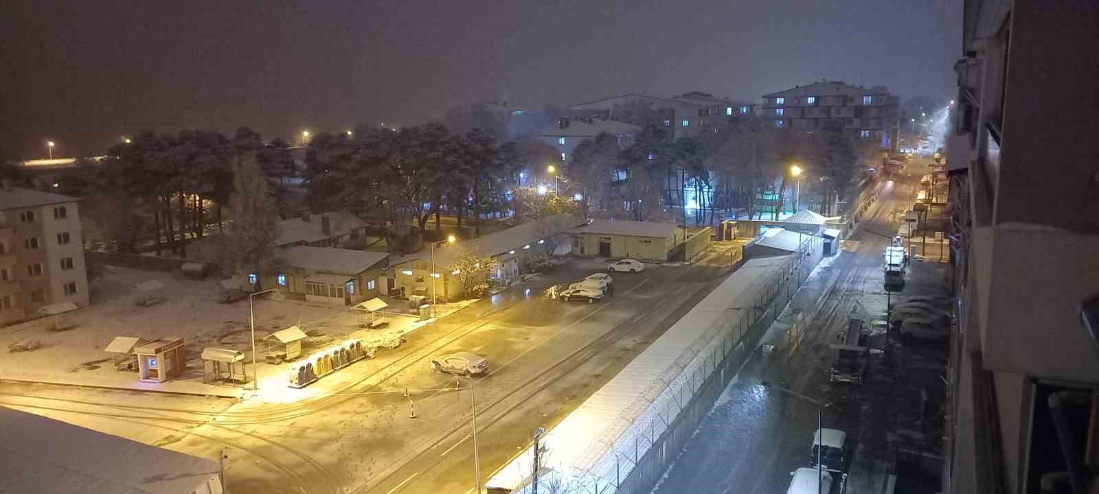 Bitlis’te beklenen kar yağışı başladı