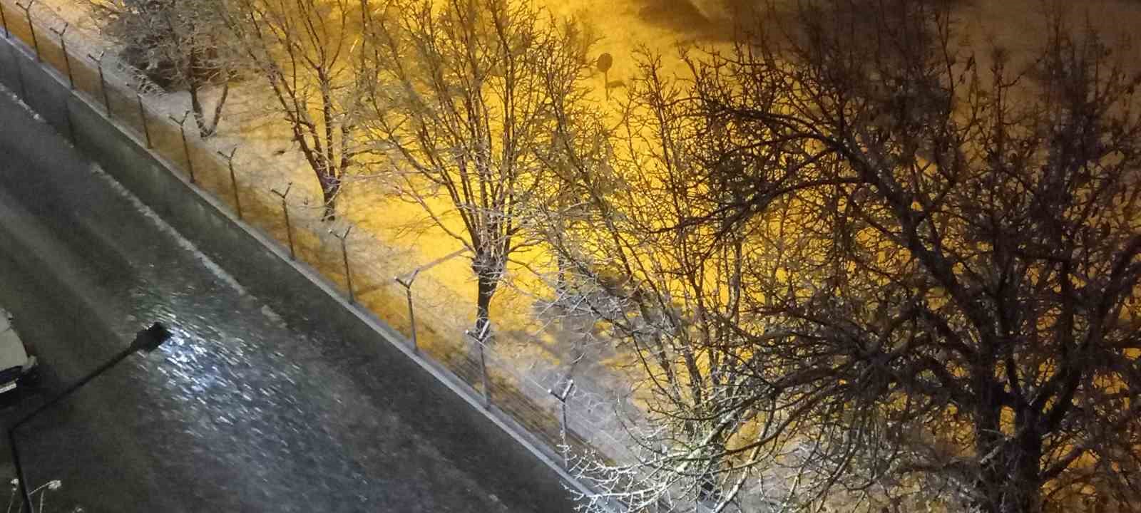 Bitlis&rsquo;te beklenen kar yağışı başladı
