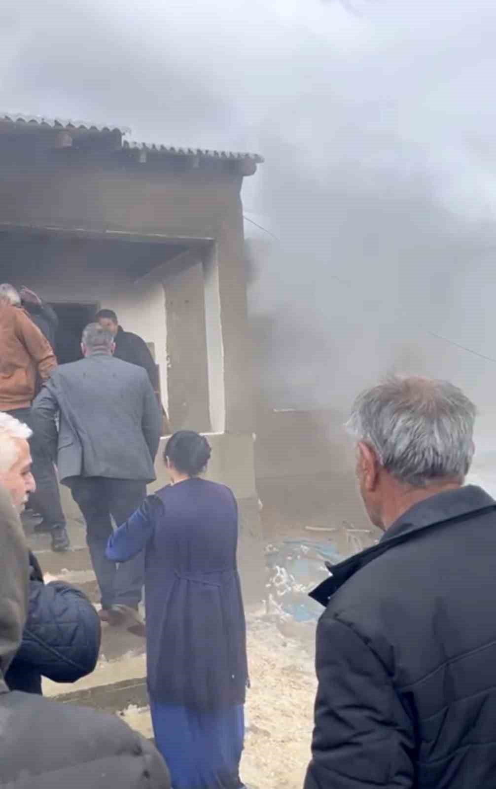 Hakkari’de köy evinde korkutan yangın