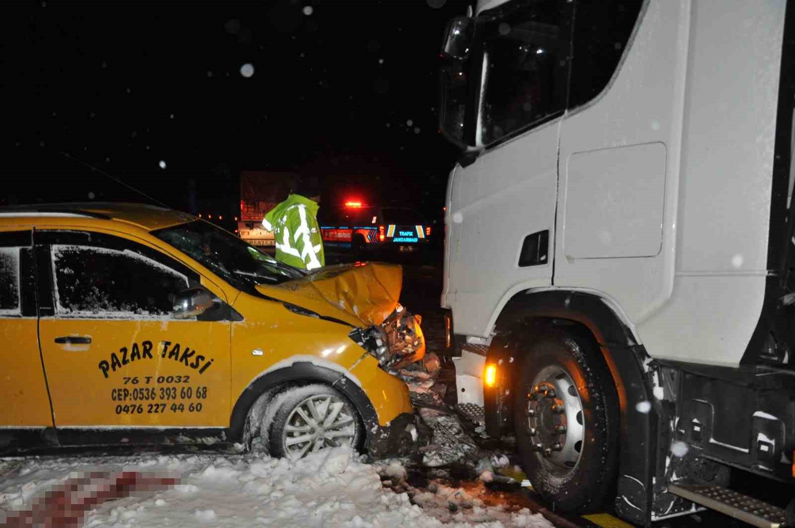 Kars’ta tır ile taksi çarpıştı: 1 ölü, 3 yaralı 