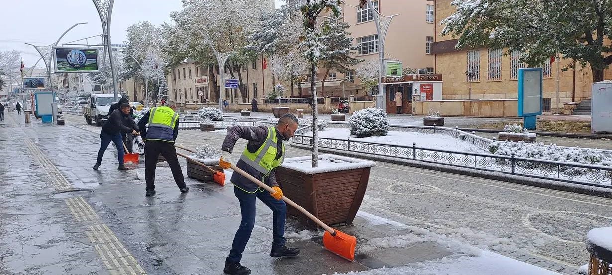 Bayburt Belediyesi ekipleri sahada karla mücadele çalışması gerçekleştiriyor