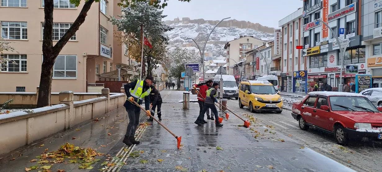 Bayburt Belediyesi ekipleri sahada karla mücadele çalışması gerçekleştiriyor
