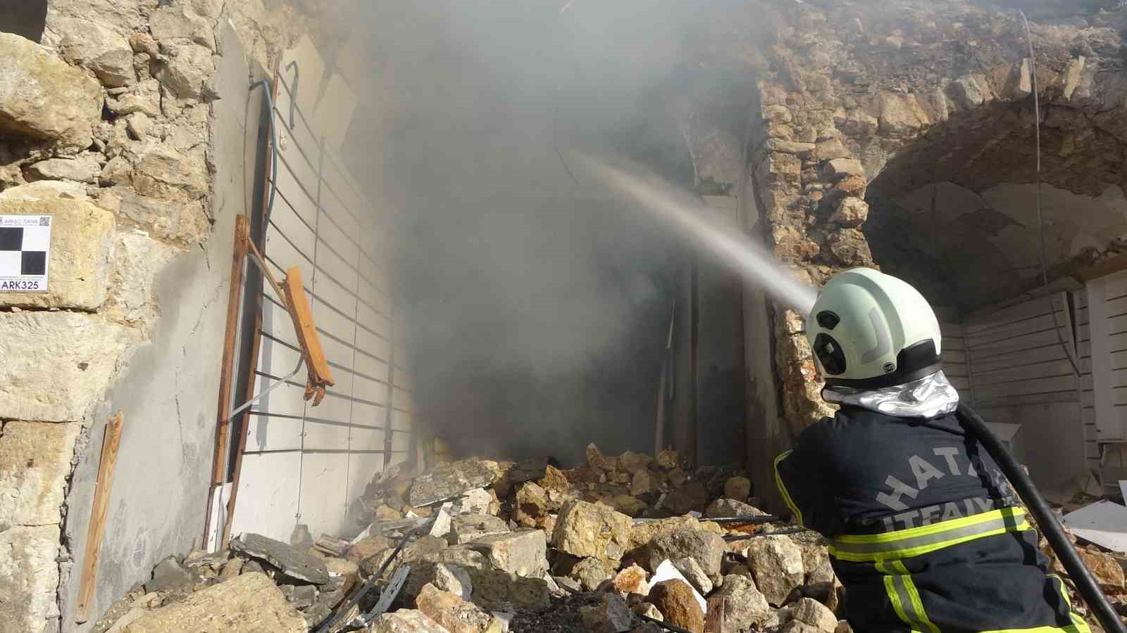 Onarılmayı bekleyen iş yerinde yangın çıktı