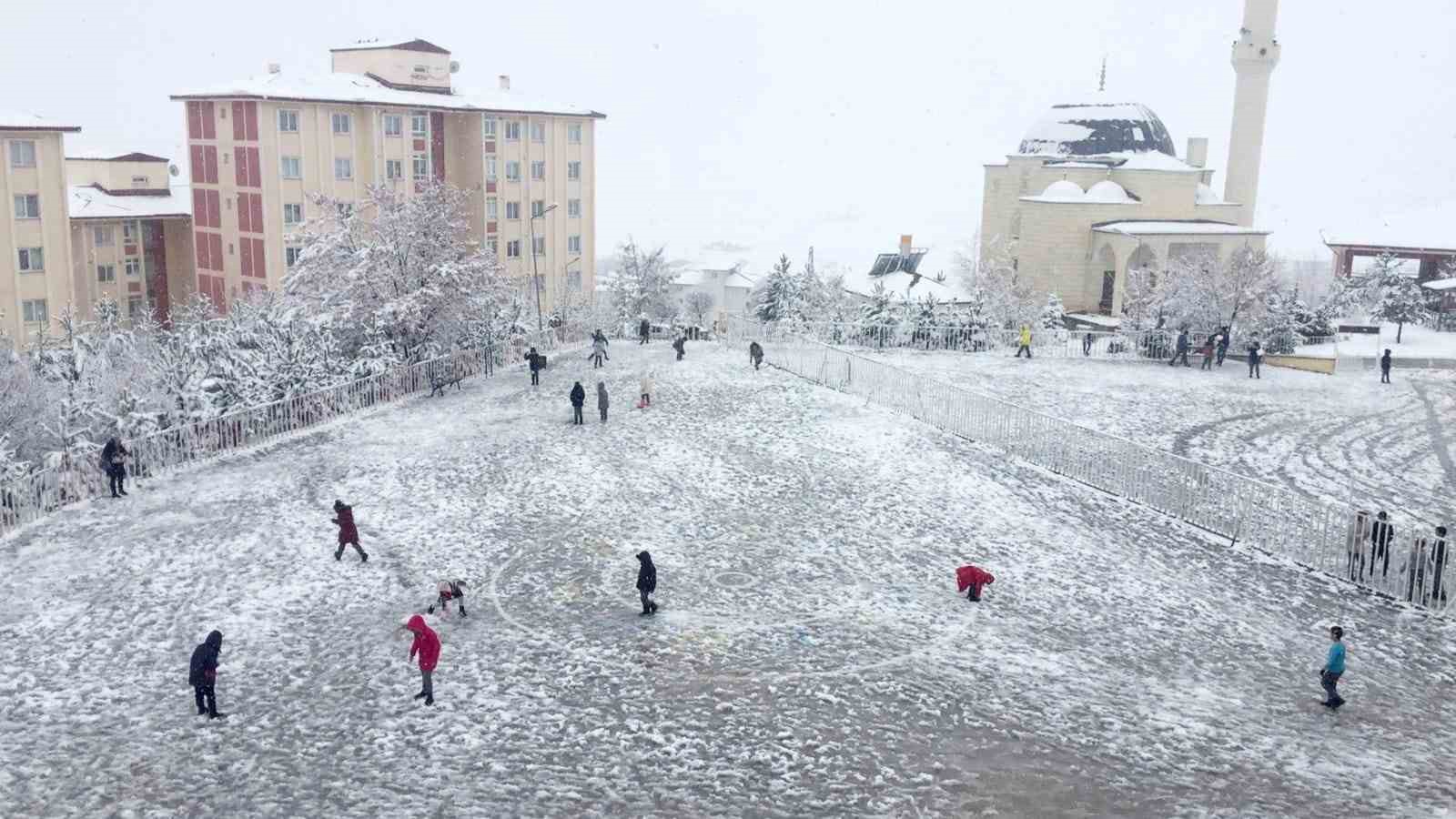 Bayburt’ta çocukların kar sevinci