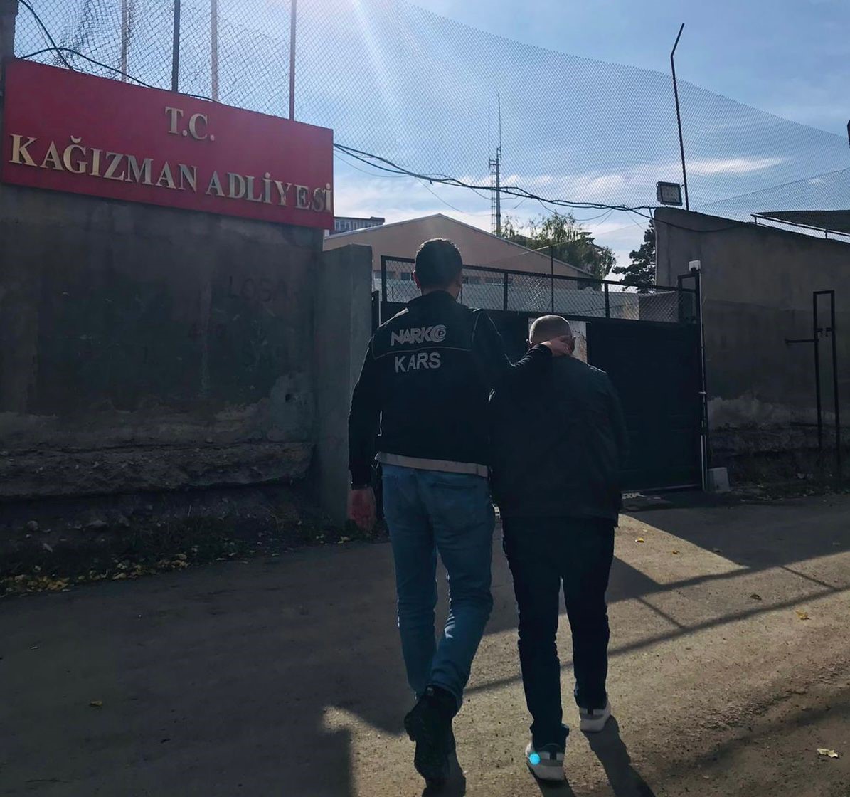 Kars polisi uyuşturucu tacirlerine g&ouml;z a&ccedil;tırmıyor
