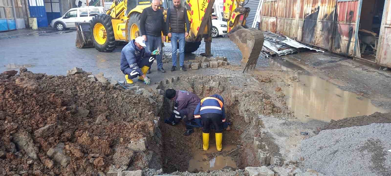 Belediye ekipleri olumsuz hava şartlarına rağmen arızaları gideriyor