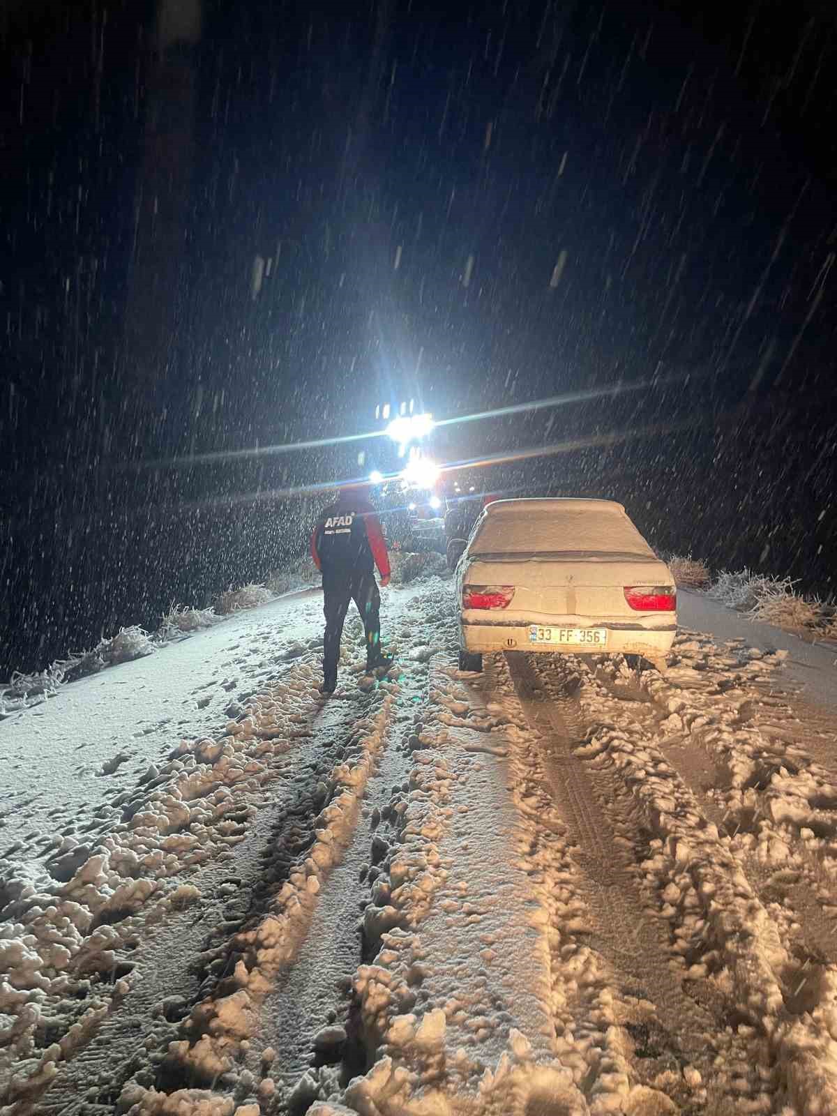 Şırnak&rsquo;ta kar yağışı etkili oldu, ara&ccedil;lar mahsur kaldı
