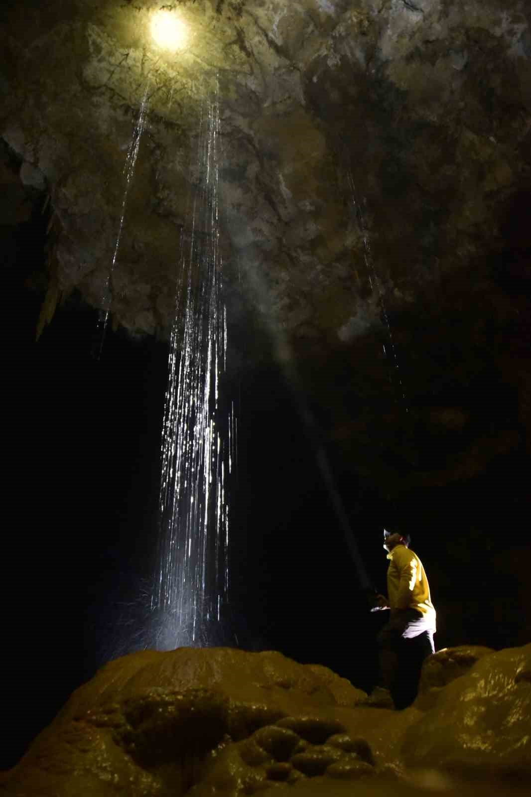 G&uuml;m&uuml;şhane&rsquo;nin derinliklerinde gizemli yolculuk: Ak&ccedil;akale Mağarası
