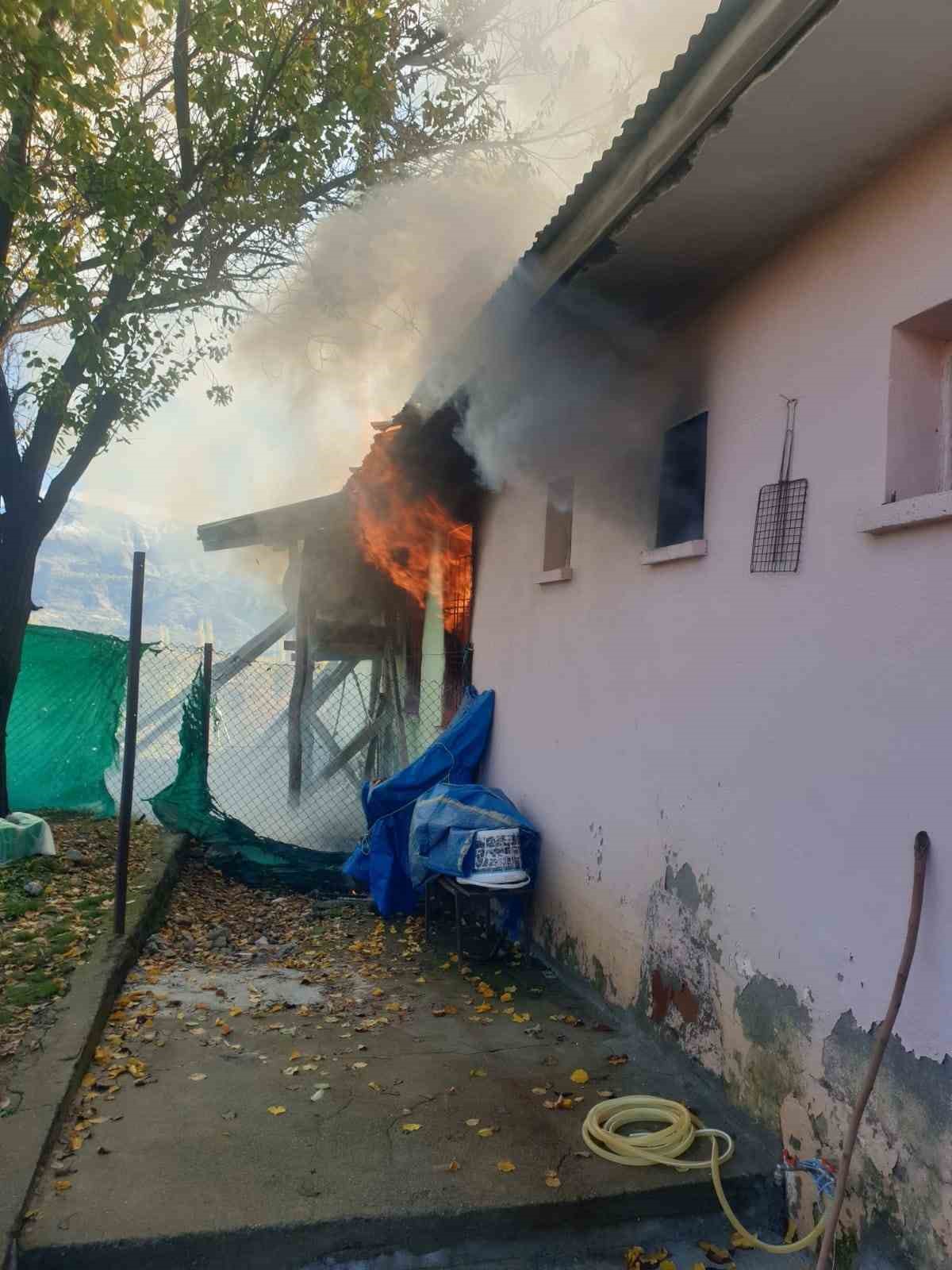 Diyarbakır’da pazarda olan vatandaşın evi küle döndü