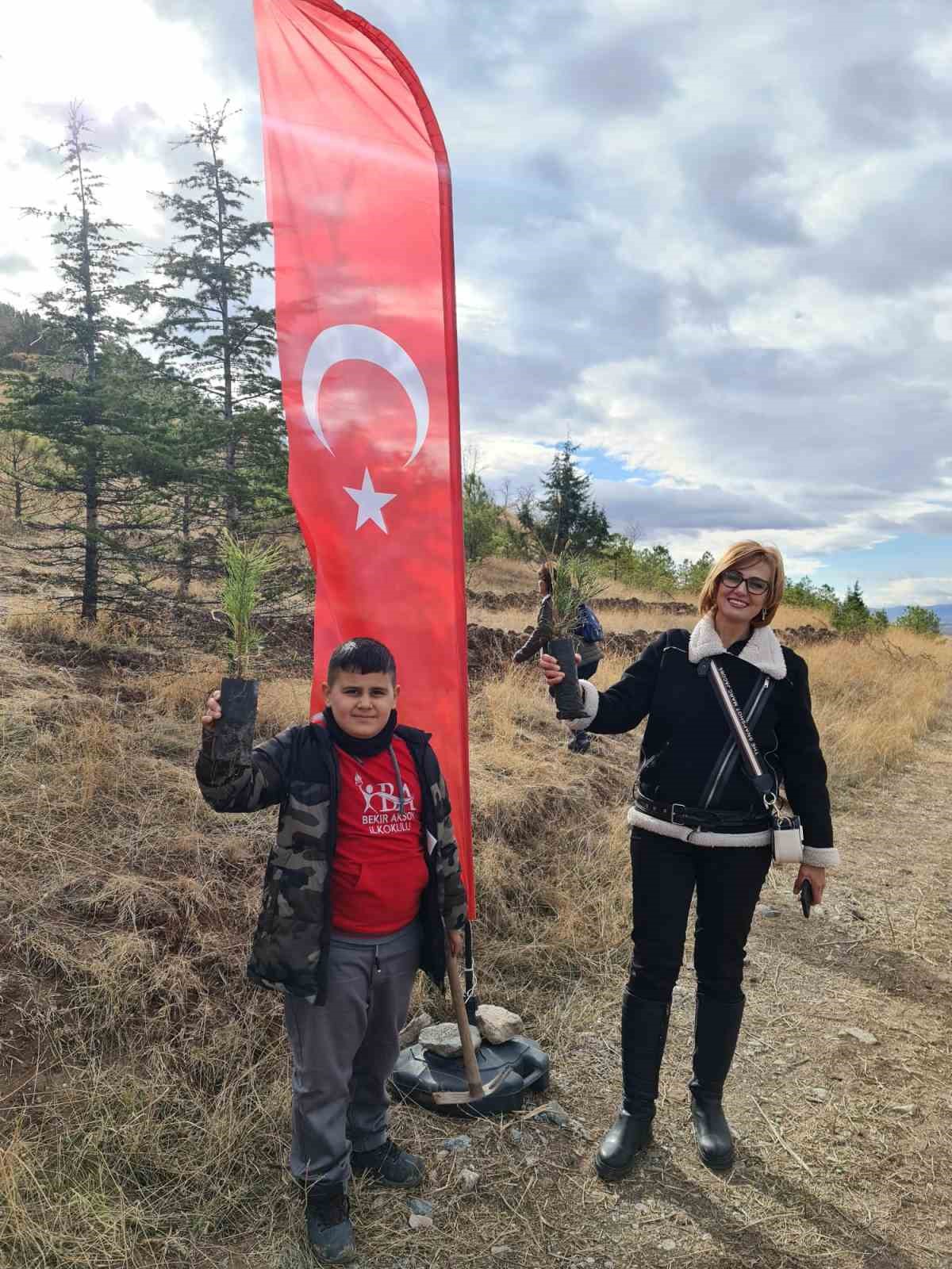 Çorumlu öğrenciler binlerce fidanı toprakla buluşturdu