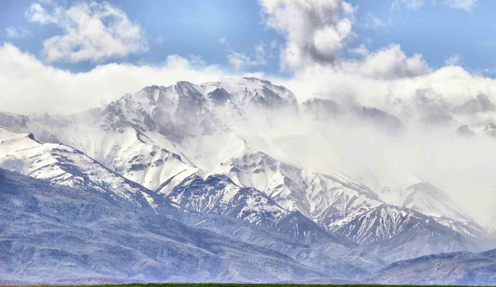 Kahramanmaraş&rsquo;a yılın ilk karı yağdı, kartpostallık g&ouml;r&uuml;nt&uuml;ler oluştu
