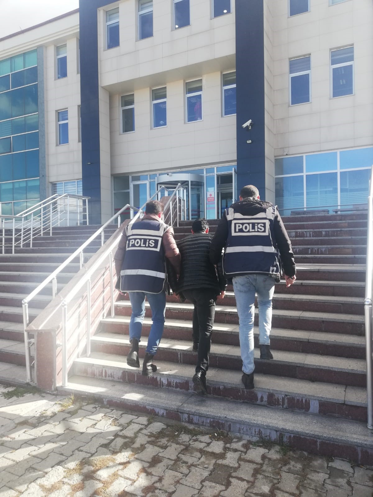 Kars’ta haklarında arama kararı bulunan 5 kişi yakalandı