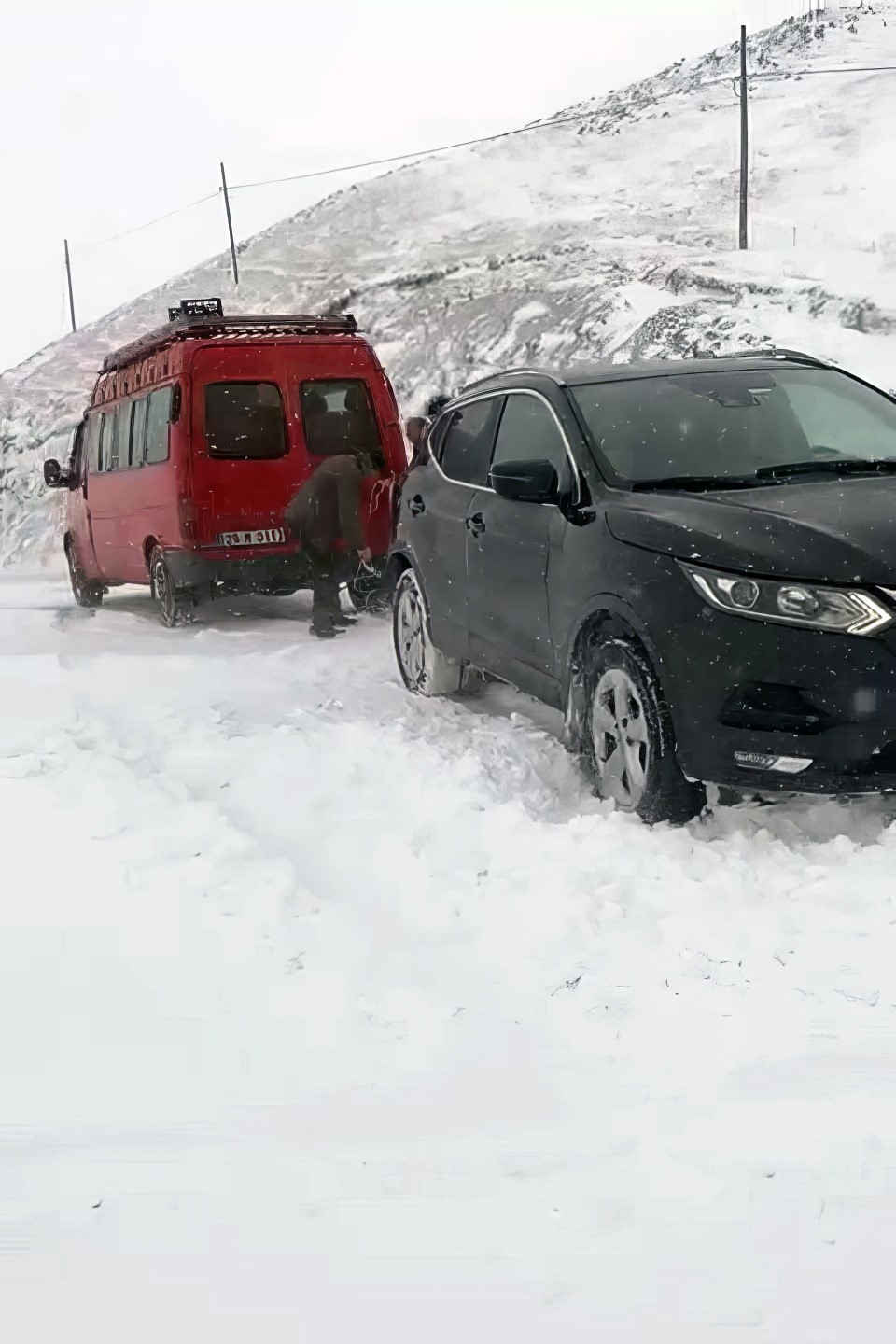 G&uuml;m&uuml;şhane&rsquo;nin y&uuml;kseklerinde kar yağışı ve tipi etkili oluyor
