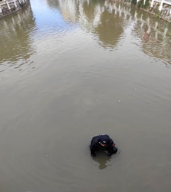 Martıları beslerken dereye d&uuml;ş&uuml;r&uuml;len c&uuml;zdanı dalgı&ccedil; polis &ccedil;ıkardı
